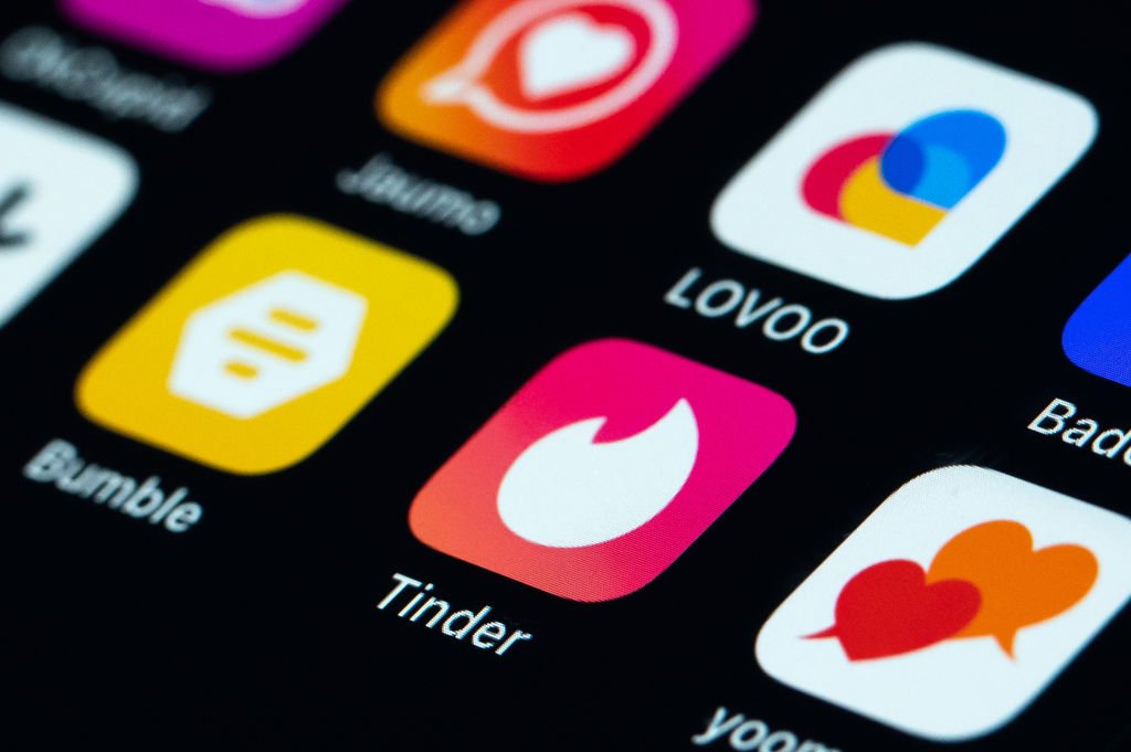 Amor em baixa? Por que os aplicativos de namoro, como Tinder e Bumble, desabam 80% na bolsa