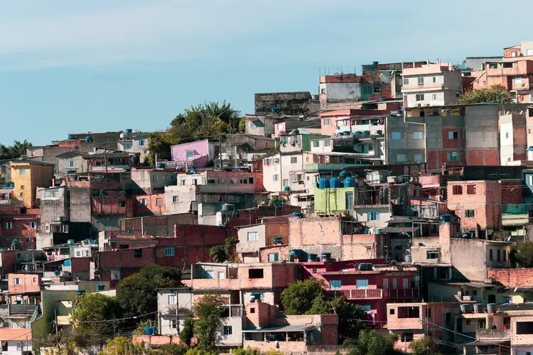 Paraisópolis: banco voltado para moradores das favelas abre sua primeira agência física (Getty Images/Reprodução)