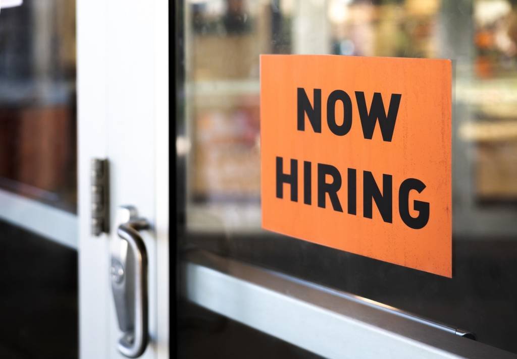 Imagem referente à notícia: Payroll: EUA criam 206 mil vagas de emprego em junho