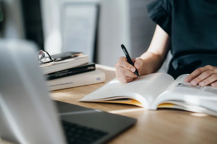 Planeje uma rotina consistente de estudos que incorpore suas metas em atividades diárias ou semanais (Divulgação: d3sign/Getty Images)