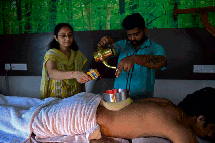 Medicina alternativa: governo indiano tem apoiado práticas de Ayurveda, apesar das polêmicas em torno de tratamentos duvidosos (SAM PANTHAKY /Getty Images)