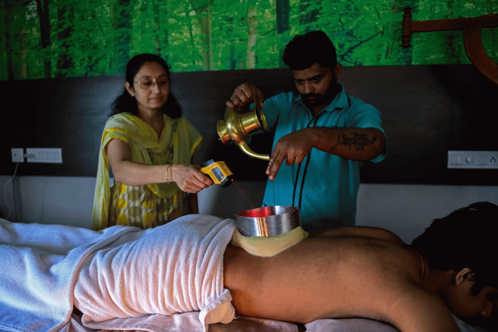 Por que a medicina alternativa Ayurveda está ressurgindo da Índia?