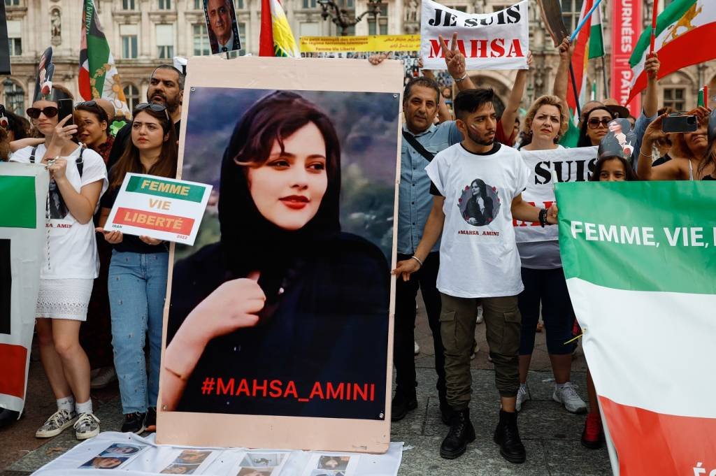 Irã condena tio de Mahsa Amini a mais de cinco anos de prisão