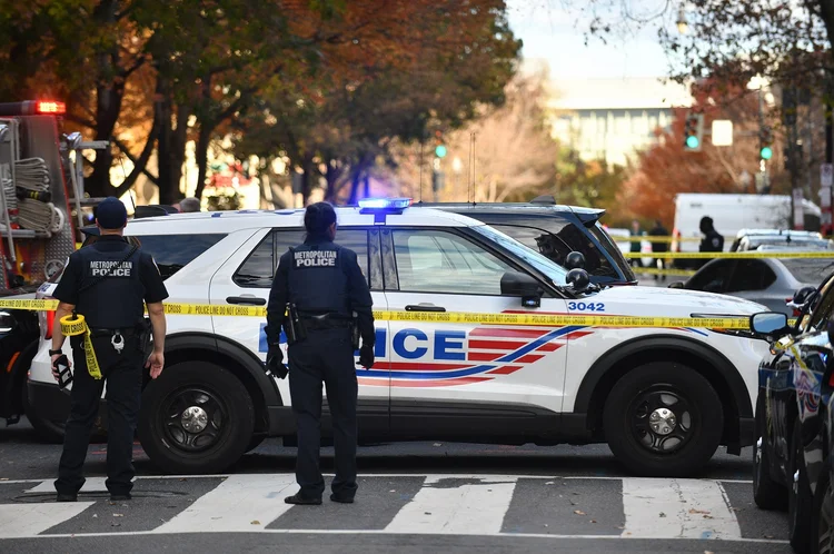 Equipes de emergência se deslocaram à embaixada de Israel em Washington no domingo, pouco antes das 13h, horário local (Astrid Riecken/Getty Images)