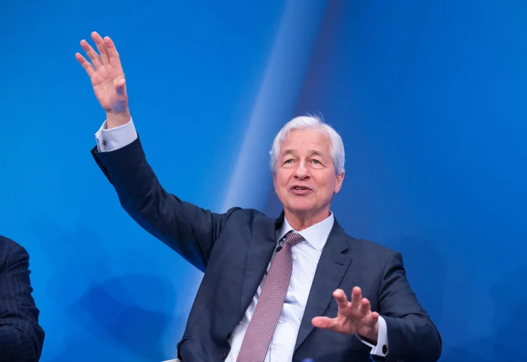 Jamie Dimon, CEO do JPMorgan: banco, que projetava queda do S&P 500 para este ano, agora vê razões para investir com o índice na máxima  (Chris Ratcliffe/Bloomberg/Getty Images)