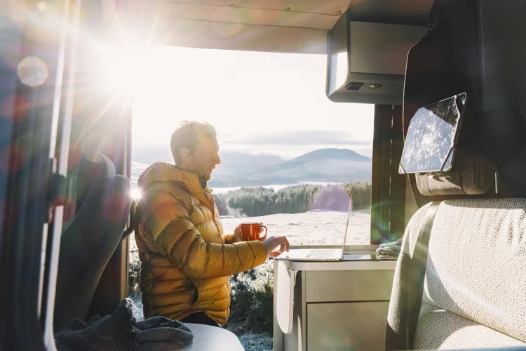 Com o trabalho home office você pode trabalhar da praia, do motorhome ou até de outro continente  (Divulgação: Justin Paget/Getty Images)