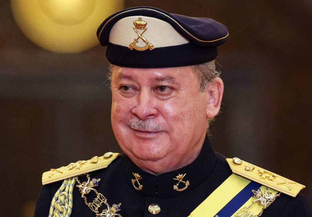 Novo rei da Malásia tem família ligada a Hitler, 300 carros de luxo e exército próprio