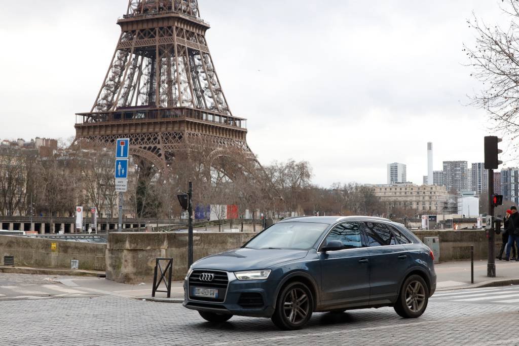 Parisienses aprovam referendo sobre veículos SUV que triplica tarifa de estacionamento