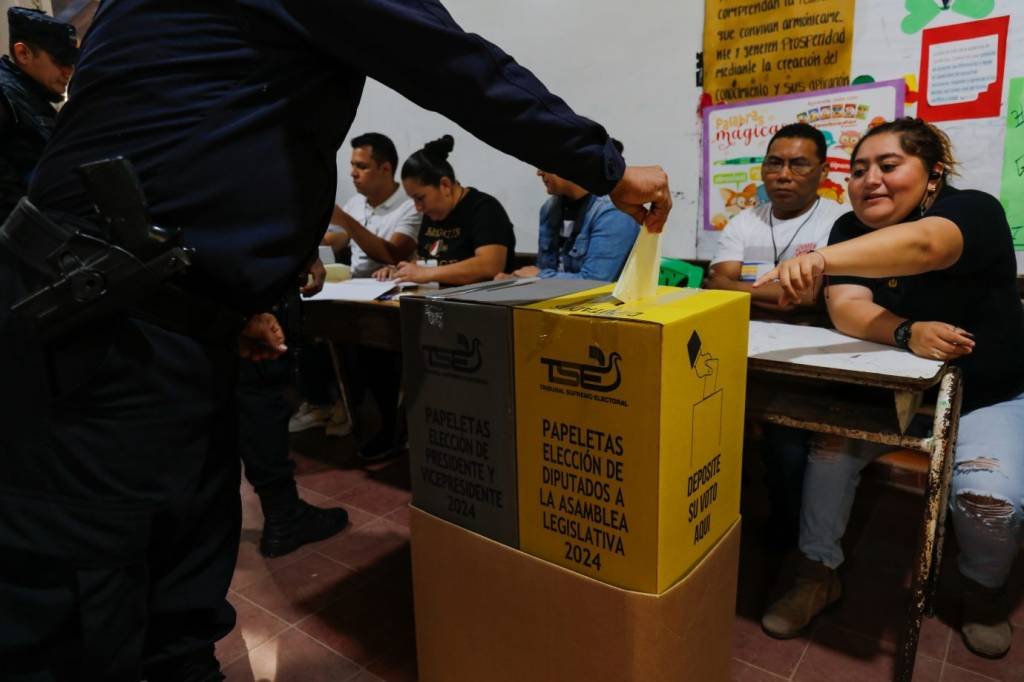 Urnas são abertas em El Salvador, em votação que deve reeleger Bukele