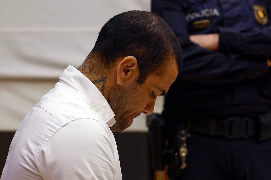 Daniel Alves é condenado a quatro anos e meio de prisão por estupro