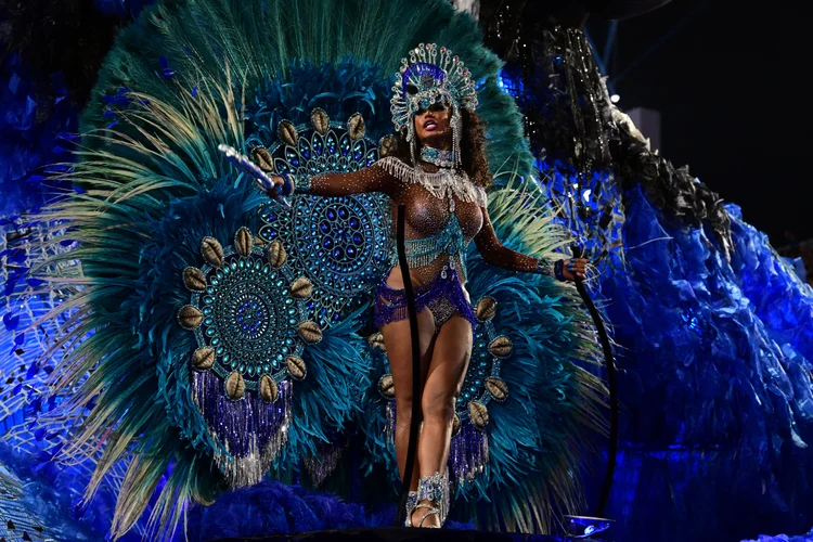 Além do tradicional desfile das vencedoras, haverá também um show especial de abertura que fará uma homenagem às raízes do samba (PABLO PORCIUNCULA /Getty Images)