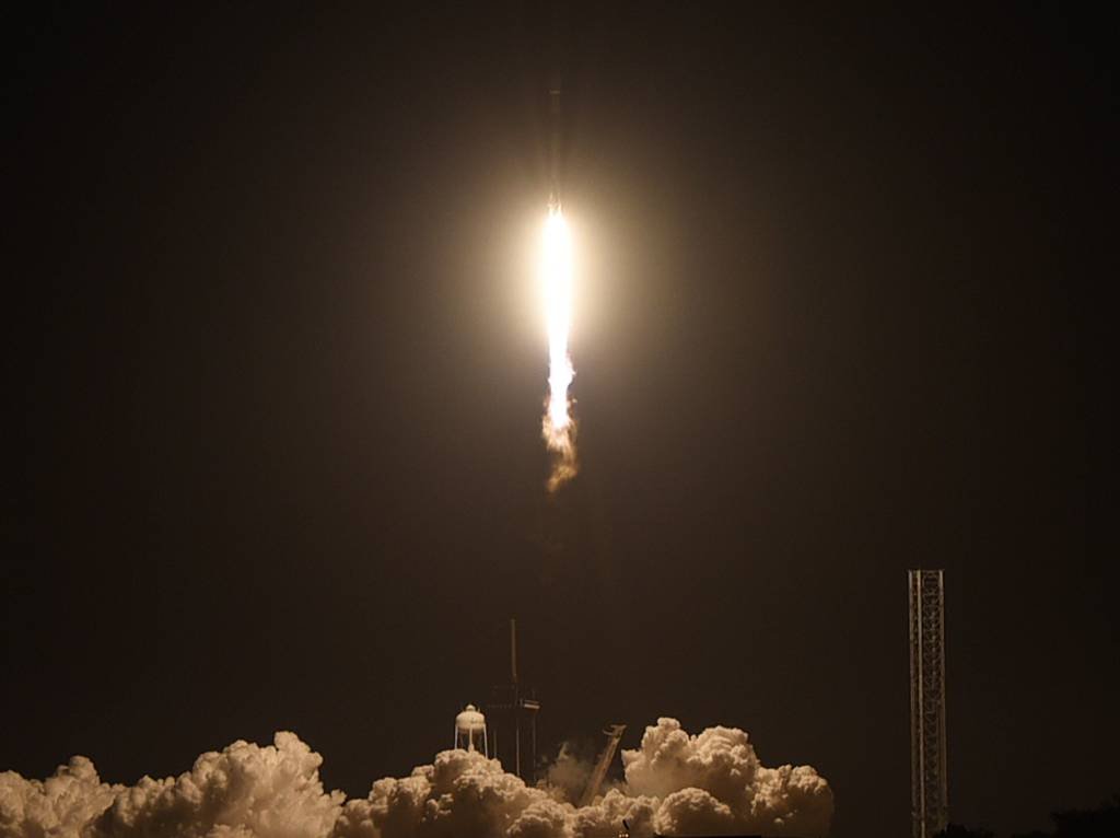 SpaceX lança foguete de missão privada que busca pouso inédito na Lua