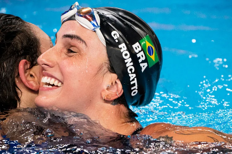 Gabrielle Roncatto, do Brasil, compete nas preliminares dos 400m livre feminino da natação durante o 21º Campeonato Mundial de Esportes Aquáticos no Aspire Dome em Doha (Qatar),
February 11, 2024. (Photo by Deepbluemedia/Mondadori Portfolio via Getty Images)