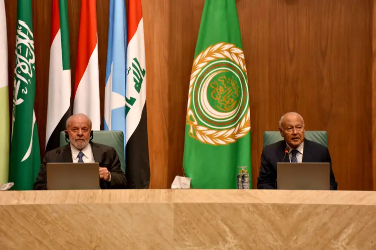 O presidente brasileiro, Luiz Inácio Lula da Silva (E), ouve ao lado do chefe da Liga Árabe, Ahmed Abul Gheit, durante uma reunião da Liga Árabe para discutir a guerra Israel-Hamas em Gaza (AFP/Getty Images)