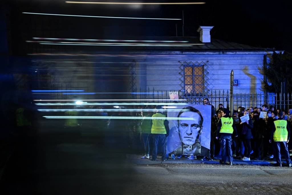 Rússia detém mais de 100 pessoas por manifestações em homenagem a Navalny, segundo ONG