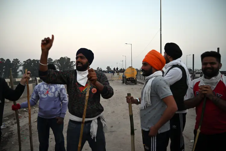 Os produtores rurais iniciaram os protestos na semana passada (Prakash Singh/Bloomberg/Getty Images)