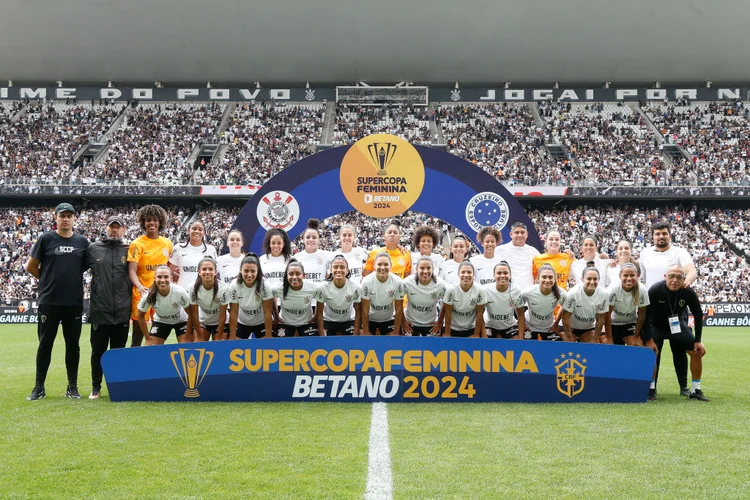 Equipe do Corinthians vencedora da Suepercopa 2024 (MIGUEL SCHINCARIOL/AFP/Getty Images)