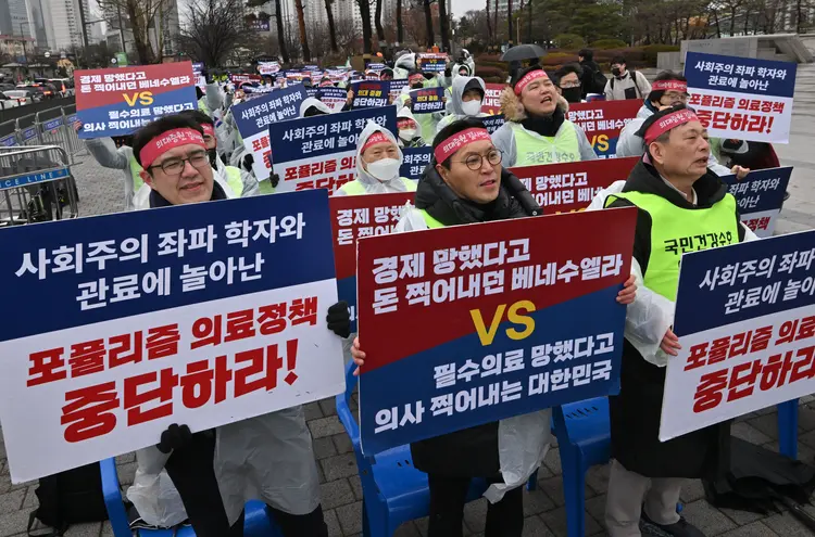 Coreia do Sul: cerca de 8.940 médicos internos e residentes deixaram seus locais de trabalho