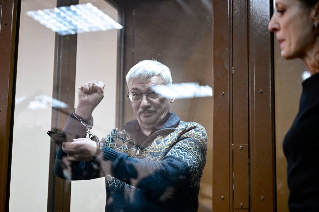 Vencedor de Nobel da Paz é condenado à prisão na Rússia por críticas à guerra na Ucrânia