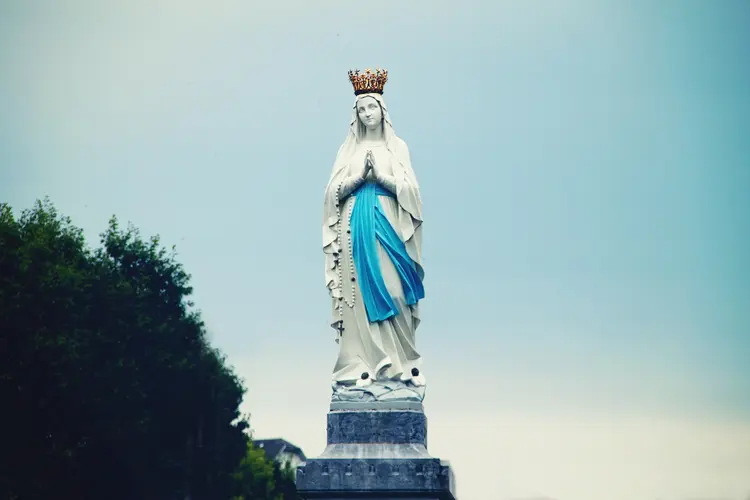 Dia de Nossa Senhora de Lourdes: Em muitas partes do mundo, igrejas realizam missas especiais, onde os fiéis se reunem para orar e refletir sobre a mensagem de esperança e compaixão