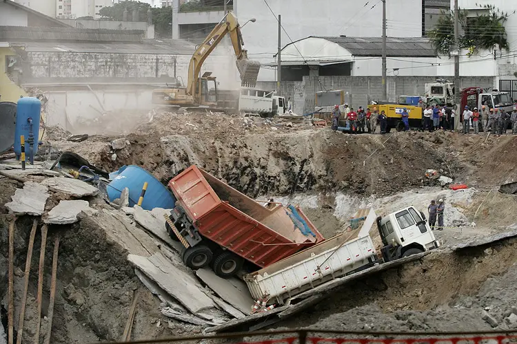 Colapso em obra do metrô de São Paulo em 2007 (MAURICIO LIMA/AFP/Getty Images)