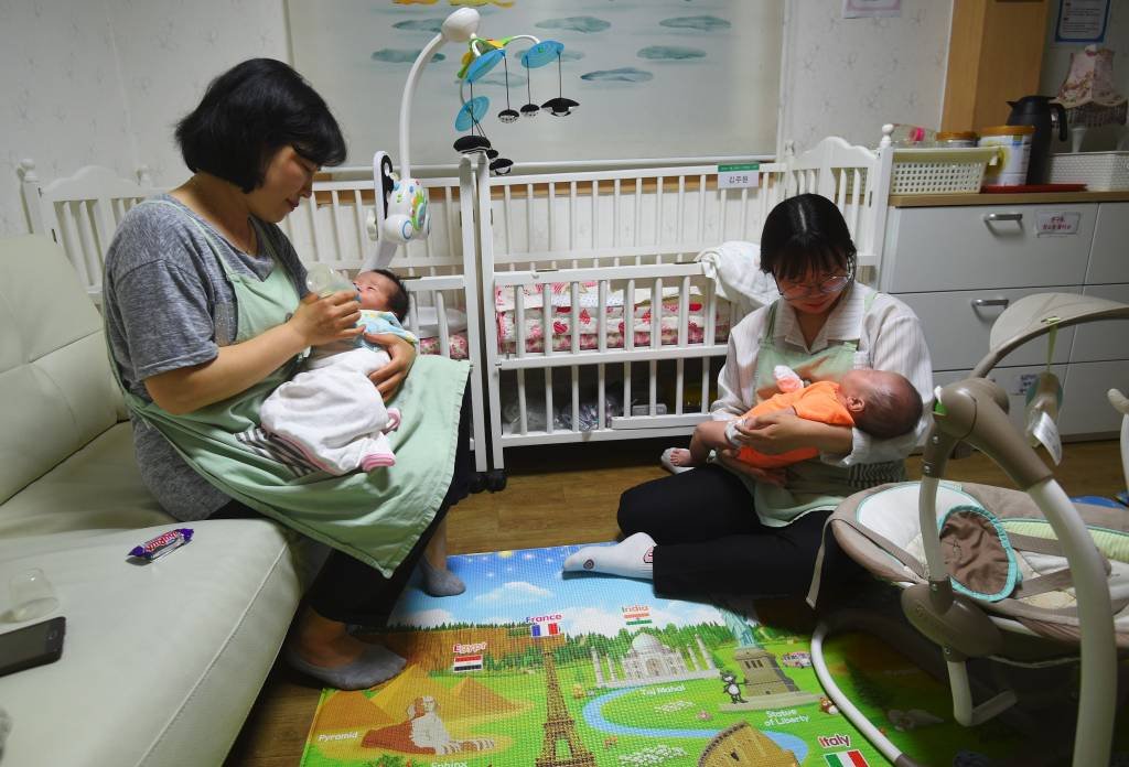 Empresa na Coreia do Sul oferece R$ 375 mil para que funcionários tenham filhos