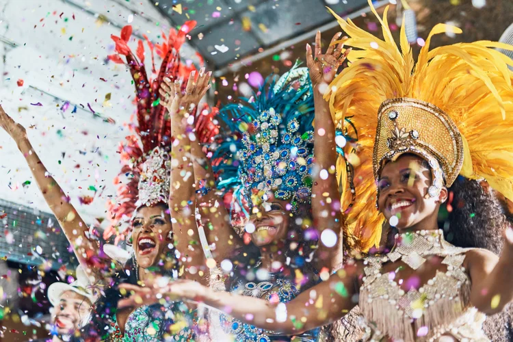 Na capital de São Paulo, o segmento hoteleiro tem estimativa de faturar R$ 32,7 milhões na folia, em razão dos desfiles das escolas de samba e, também, dos tradicionais blocos carnavalescos (Divulgação: PeopleImages/Getty Images)