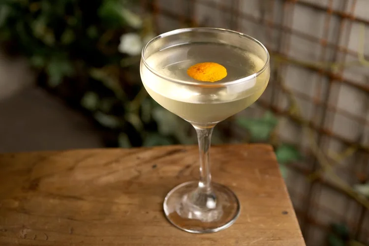 Chilli Martini, do Guilhotina. Translúcido, mas com sabores complexos.  (Daniel Cancini/Divulgação)