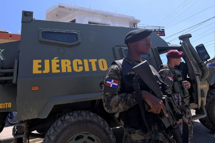 Soldados dominicanos patrulham a fronteira com o Haiti, em 18 de setembro de 2023 (AFP Photo)