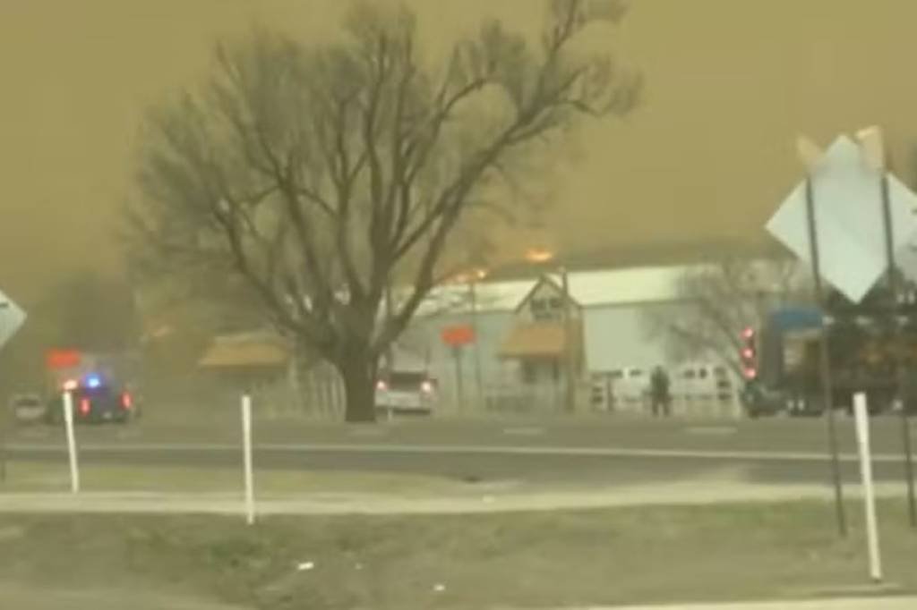 Fábrica de armas nucleares no Texas é ameaçada por incêndio florestal; vídeos
