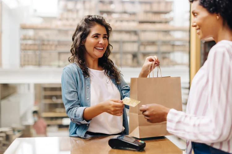 Três dicas para se manter atualizado e não perder clientes (JLco - Julia Amaral/Getty Images)