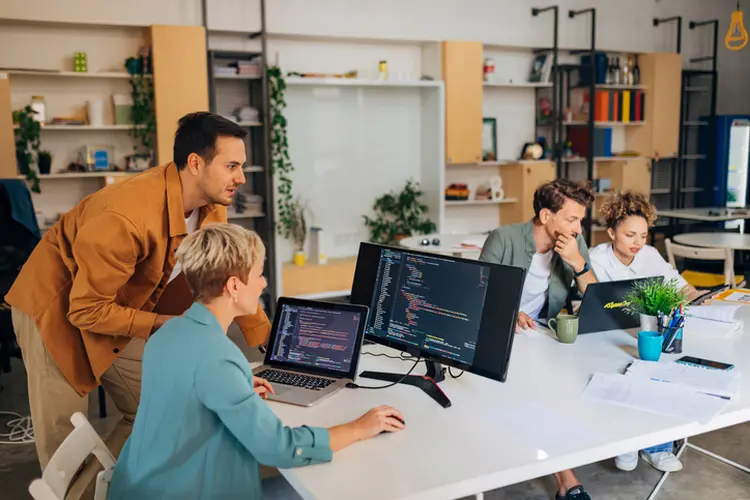 Descubra, também, como a inteligência artificial pode ajudar no processo de aprendizado de linguagens de programação (Kosamtu/Getty Images)