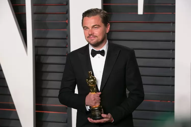 Leonardo DiCaprio: ator segura o Oscar de Melhor Ator pelo filme 'O Regresso', em 2016 (Adrian Sanchez Gonzales/Getty Images)