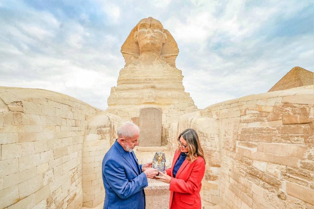 Lula e Janja visitam pirâmides de Gizé, no Egito
