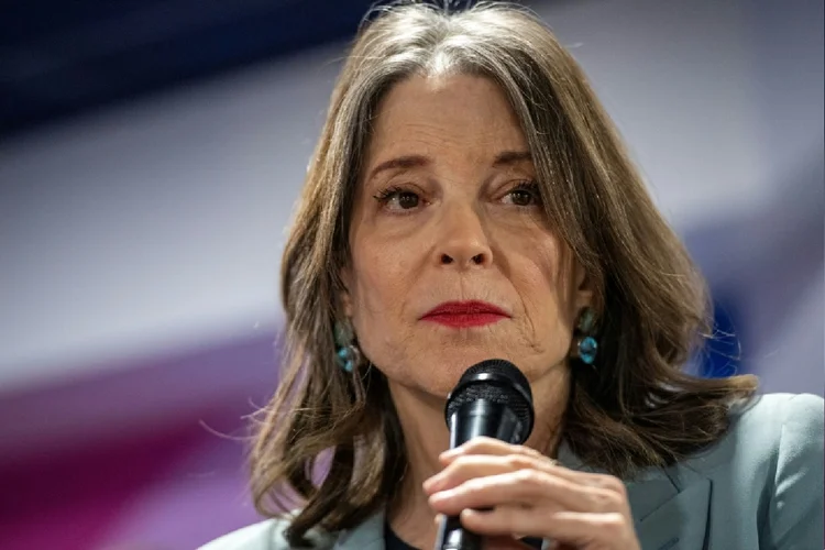 A candidata democrata Marianne Williamson discursa durante comício em New Hampshire, em 17 de janeiro de 2024 (AFP Photo)