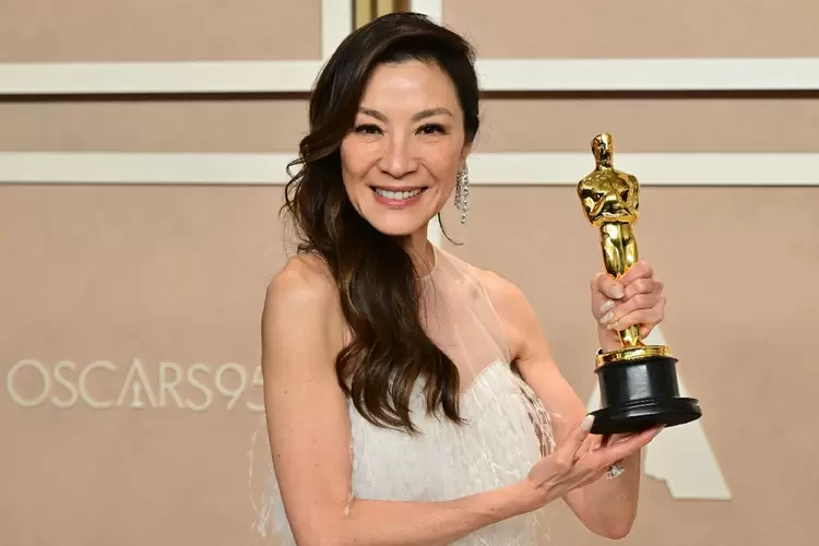 Michelle Yeoh venceu o Oscar de Melhor Atriz pelo filme "Tudo em Todo Lugar ao Mesmo Tempo", em 2023 (Frederic J. Brown / AFP/Getty Images)