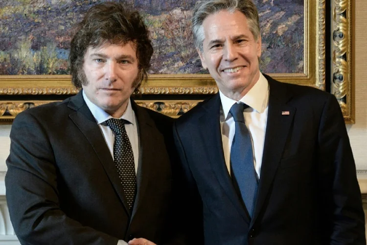 O presidente da Argentina, Javier Milei (E), e o secretário de Estado americano, Antony Blinken, durante reunião bilateral na Casa Rosada, em Buenos Aires (AFP Photo)