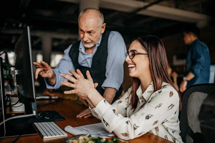 Entenda como as gerações podem se relacionar melhor no ambiente de trabalho (Pekic/Getty Images)