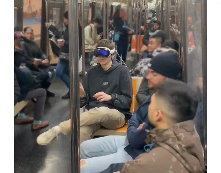 Homem usando Apple Vision Pro no metrô de Nova York (Twitter/Reprodução)