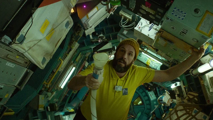 Adam Sandler como Jakub em Astronauta, novo filme da Netflix. (Netflix/Divulgação)