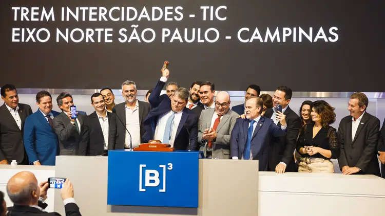 Governador Tarcísio de Freitas bateu o martelo de leilão do trem intercidades, em evento na B3 em São Paulo (Cauê Diniz/Divulgação)