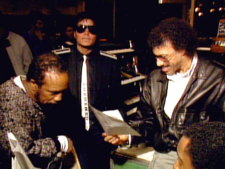 Quincy Jones, Michael Jackson e Lionel Ritchie na gravação de We Are the World: madrugada adentro (Netflix/Divulgação)