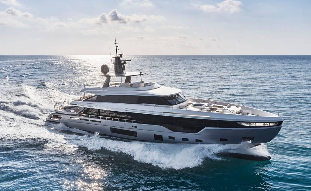 Com 40 metros e 3 decks: conheça o megaiate de luxo que será atração do Miami Boat Show