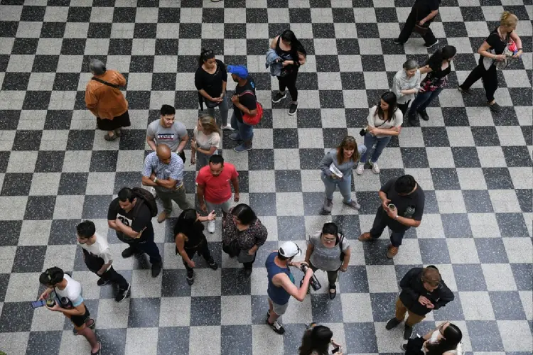 Eleitores fazem fila em uma seção eleitoral em Montevidéu durante as eleições gerais do Uruguai (Alina Dieste/AFP Photo)