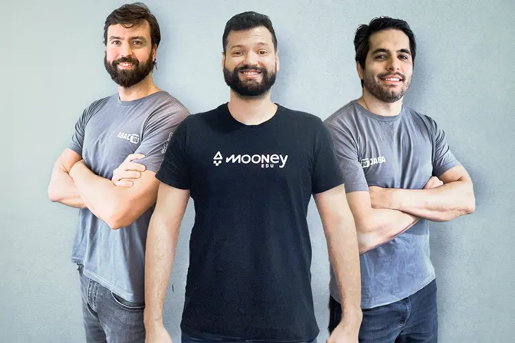 Victor Moutinho e Filipe Gouveia, da Abacus, e Fernando Machado, da Mooney: “A ideia inicial foi tornar organizada e divertida a educação de tecnologia” (Mooney/Divulgação)