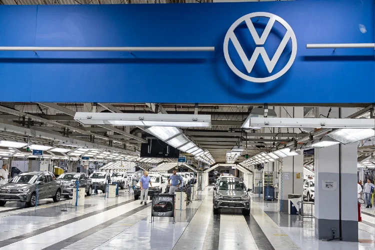 A Volkswagen enfrenta seu primeiro fechamento de plantas domésticas em 87 anos, enquanto se adapta aos desafios globais e à transição para veículos elétricos. (Allison Sales/Getty Images)