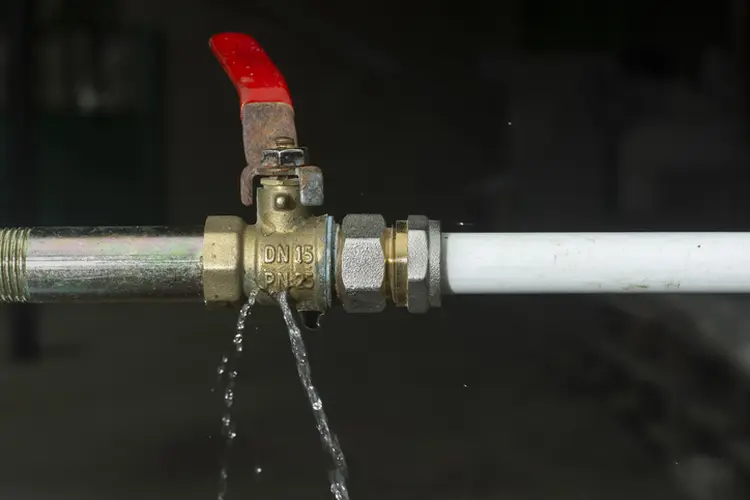 Vazamentos de difícil detecção são o principal motivo do desperdício de água potável (Yevhenii Orlov/Getty Images)