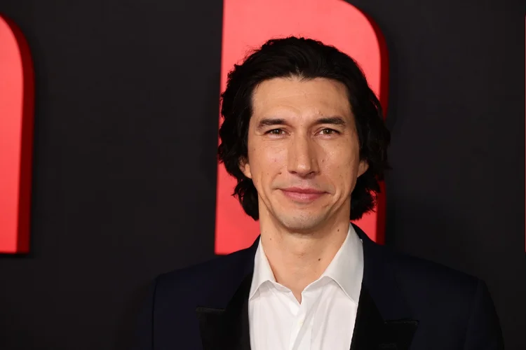 Adam Driver em premiere do filme "Ferrari" (Momodu Mansaray/Getty Images)