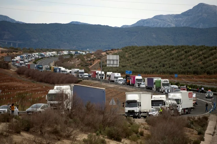 O engarrafamento da rodovia A-45, que passa pela cidade espanhola de Antequera, bloqueada por agricultores, em 14 de fevereiro de 2024 (AFP Photo)