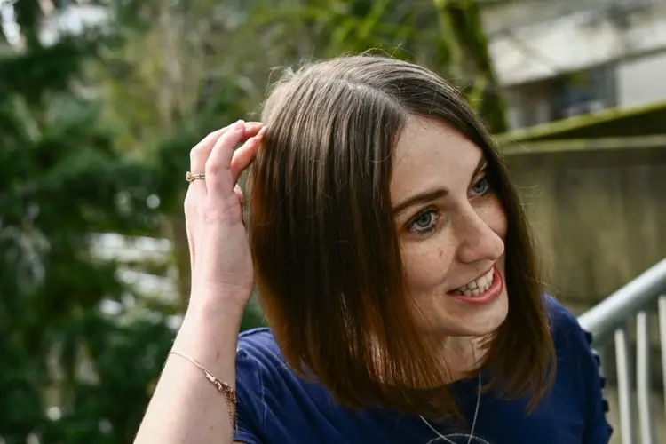 Amber Pearson mostra o local aproximado do implante, no hospital da Universidade de Ciências e Saúde de Oregon, em Portland (Patrick T. Fallon/AFP)